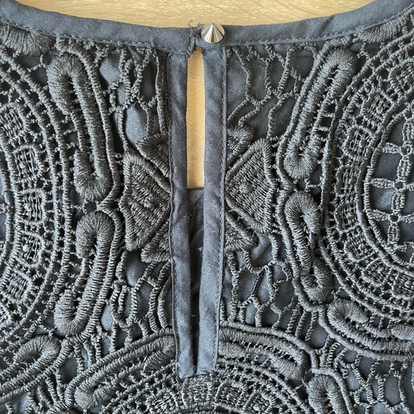 Banana Republic Black Lace Crop Top in Black - Picture 5 of 6